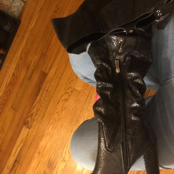 Black Thigh high boots with belt attached - Picture 6 of 8